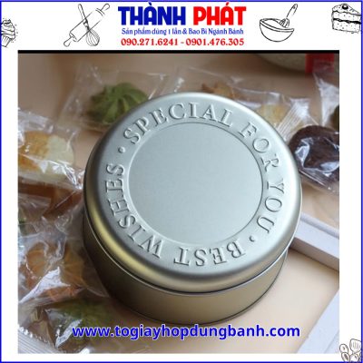 Hộp thiếc tròn lớn đựng ô long nhài nhãn 700ml - Hộp thiếc tròn đựng bánh quy - Hộp thiếc tròn 700ml đựng tiramisu đập - hộp đựng bánh tiramisu Dubai - hộp Thiếc đựng bánh qui - bánh cookie