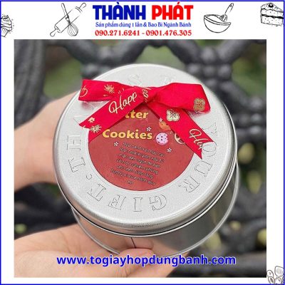 Hộp thiếc tròn lớn đựng ô long nhài nhãn 700ml - Hộp thiếc tròn đựng bánh quy - Hộp thiếc tròn 700ml đựng tiramisu đập - hộp đựng bánh tiramisu Dubai - hộp Thiếc đựng bánh qui - bánh cookie