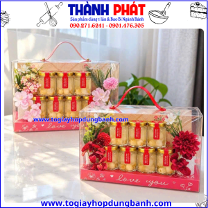 Hộp mica Happy Day đựng yến chưng - Hộp mica đựng quà trái cây - Hộp mica đựng quà Tết - Hộp mica Happy Day đựng quà Noel - Hộp Happy Day màu đỏ quai xách đựng bánh và hoa làm quà.